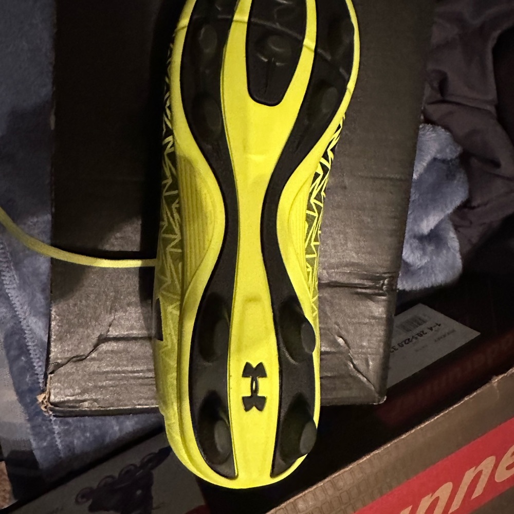 Under Armour Youth Size 5 soccer cleats *Never worn*